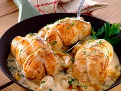 Veal paupiettes with cream, mushrooms and white wine