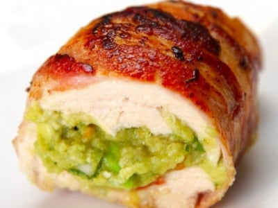 Rolled chicken fillets with guacamole