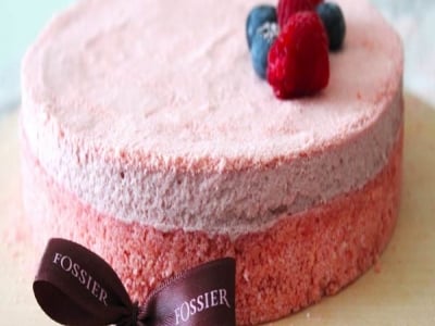 Cloud cake met roze koekjes uit Reims