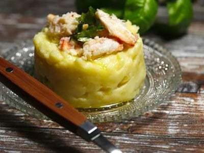 Mashed potatoes with crab and basil