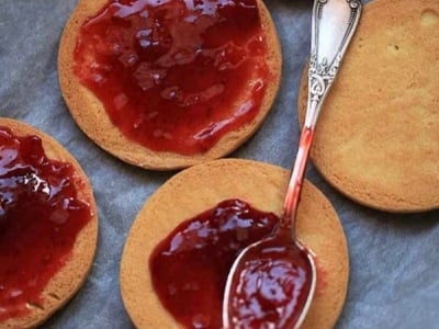 Shortbread with strawberry jam